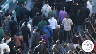 Der Blick von oben auf viele Menschen bei einer Demonstration. Die Menschen demonstrieren im Iran. Sie demonstrieren gegen das Mullah-Regime. Rechts das SWR-Logo für Leichte Sprache.