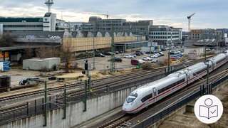 Für knapp eine Woche halten keine Fern·züge im Bahnhof in Ulm. Auf dem Bild fährt ein ICE in den Bahnhof ein. Rechts das SWR Logo für Leichte Sprache. 