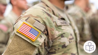 Das ist ein Beispiel·bild: Eine amerikanische Flagge auf einer Uniform. Die Uniform ist von einem amerikanischen Soldaten. Rechts das SWR Logo