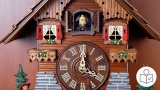 Ein Kuckuck aus Holz schaut aus einer Kuckucks·uhr. Die Uhr zeigt 4 Uhr. Rechts das SWR Logo für Leichte Sprache.