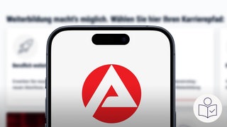 Der Sozial·staat soll besser, gerechter, einfacher und digitaler werden. Das planen die Bundes·regierung, die Länder und Kommunen. Das Beispiel·bild zeigt ein Handy mit der Jobcenter-App. Rechts das SWR Logo für Leichte Sprache. 