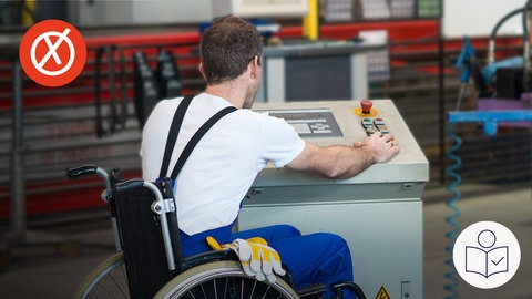 Inklusion bei der Arbeit: Das Foto zeigt einen Mann im Rollstuhl. Der Mann bedient eine Maschine. Rechts das SWR Logo für Leichte Sprache.  