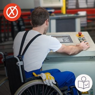 Inklusion bei der Arbeit: Das Foto zeigt einen Mann im Rollstuhl. Der Mann bedient eine Maschine. Rechts das SWR Logo für Leichte Sprache.  