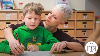 Eine Frau hilft einem Jungen beim Schreiben. Rechts das SWR Logo für Leichte Sprache.