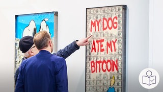 Zwei Besucher schauen auf eine Malerei. Die Besucher sind auf der Kunst·messe art in Karlsruhe. Rechts das SWR Logo für Leichte Sprache.