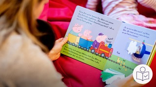 Eine Person liest einem Kind vor. Die Person hält ein Kinder·buch. Das Kind sitzt auf dem Schoß von der Person. Rechts das SWR Logo für Leichte Sprache.