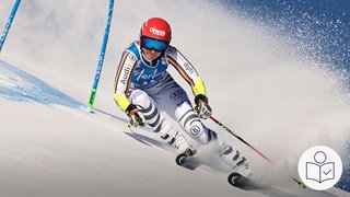 Eine Ski·fahrerin fährt bei den Olympischen Spielen die Piste herunter. Die Ski·fahrerin fährt eine Kurve. Hinter ihr fliegt der Schnee in die Luft. Rechts das SWR Logo für Leichte Sprache.