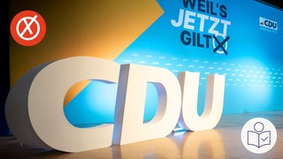 Die Buchstaben CDU in weiß links unten. Blauer Hintergrund mit dem Logo zur Landtags·wahl. Links oben ein weißes Kreuz auf rotem Hintergrund. Rechts das SWR Logo für Leichte Sprache.