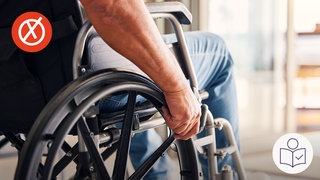 Das ist ein Beispiel-Bild: Ein Mann sitzt im Rollstuhl. Man sieht nur einen Teil von dem Rollstuhl und dem Mann. Im Hintergrund eine Wohnung. Rechts das SWR Logo für Leichte Sprache. Links das SWR Logo für die Landtagswahlen 2026.