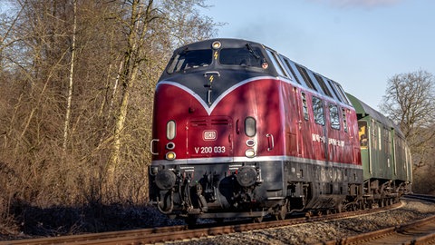 Das ist ein Beispiel·bild. Eine alte Lokomotive auf Schienen. 