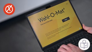 Ein Mensch hält einen Laptop. Auf dem Bildschirm von dem Laptop ist die Webseite von dem Wahl-O-Mat. Links oben ist ein roter Kreis mit einem weißen Kreuz. Rechts das SWR Logo für Leichte Sprache.