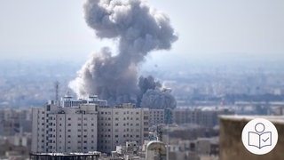 Auf dem Bild sind Hoch·häuser zu sehen. Aus ihnen steigt weißer Rauch auf. Die Rauchwolke ist sehr groß. Rechts das SWR Logo für Leichte Sprache. 