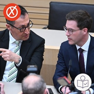 Foto vom Wahlabend: Die Spitzen∙kandidaten von den Parteien Die Grünen und CDU. Cem Özdemir ist links im Bild und Manuel Hagel rechts im Bild. Links das SWR Logo für Leichte Sprache für die Wahl. Rechts das SWR Logo für Leichte Sprache.