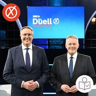 Das Bild zeigt die Teilnehmer am TV-Duell vor der Landtags·wahl in Rheinland-Pfalz, Alexander Schweitzer und Gordon Schnieder. Sie stehen in einem Fernseh·studio. Rechts das SWR Logo für Leichte Sprache. 