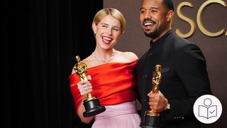 Die Schau·spielerin Jessie Buckley steht neben dem Schau·spieler Michael B. Jordan. Jeder hält eine goldene Figur. Die Figur heißt Oscar. Rechts das SWR Logo für Leichte Sprache.