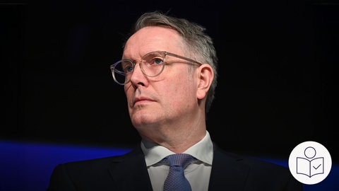 Auf dem Bild ist der Spitzen·kandidat von der SPD in Rheinland-Pfalz. Sein Name ist Alexander Schweitzer. Er ist auch noch der Minister·präsident. Rechts das SWR Logo für Leichte Sprache.