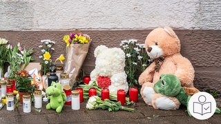 Ein Foto von der Unfall·stelle in Schramberg. Das Foto zeigt Kerzen, Blumen und einen Teddy·bär. Rechts das SWR Logo für Leichte Sprache. 