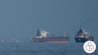 Mehrere Schiffe liegen in der Straße von Hormus. Die Straße von Hormus ist ein enger Teil vom Meer zwischen Iran und Oman. Rechts das SWR Logo für Leichte Sprache.