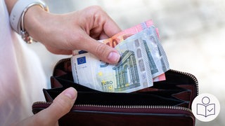 Eine Frau nimmt Geld aus einem Geld·beutel. Es sind 5- oder 10-Euro-Scheine. Man sieht nur die Hände der Frau. Rechts das SWR Logo für Leichte Sprache. Viele Dinge sind im März teurer geworden. 