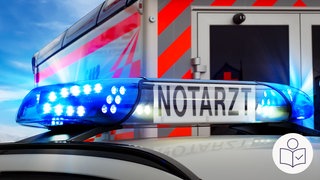 Das ist ein Beispiel·bild. Das Blau·licht von einem Not·arzt·auto. Im Hintergrund ein Kranken·wagen. Rechts das SWR Logo für Leichte Sprache.