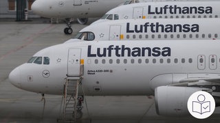 Mehrere Flugzeuge von der Firma Lufthansa stehen nebeneinander auf dem Boden. Rechts das SWR Logo für Leichte Sprache.