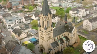 Die Rosen·kranz·kirche in Bad Neuenahr von oben. Rechts das SWR Logo für Leichte Sprache.