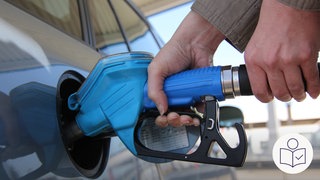 Auf dem Bild sieht man zwei Hände. Sie halten eine Zapf·pistole. Der vordere Teil von der Zapf·pistole steckt im Tank von einem Auto. Rechts das SWR Logo für Leichte Sprache.