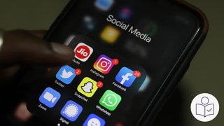 Auf einem Handy·bildschirm sind die Logos von vielen Apps. Eine Hand hält das Handy. Rechts das SWR Logo für Leichte Sprache.