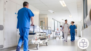 Ein Flur in einem Krankenhaus. Ein Pfleger schiebt ein Kranken·bett. Ein Arzt und eine Pflegerin laufen den Flur entlang. Rechts das SWR Logo für Leichte Sprache. Die Bundes·regierung will im Gesundheits·system sparen.