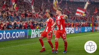 Zwei Fußball-Spieler vom FC Bayern München jubeln beim Spiel in der Champions League: Links Michael Olise und rechts Joshua Kimmich. Im Hintergrund die Fans mit Fahnen. Rechts das SWR Logo für Leichte Sprache.