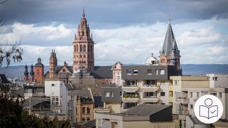 Im Vordergrund sind Häuser mit Wohnungen. Im Hintergrund sieht man den Mainzer Dom. Rechts das SWR Logo für Leichte Sprache.