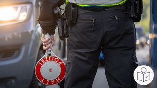 Ein Polizist steht mit dem Rücken zur Kamera. Er hält eine Polizei·kelle. Vor dem Polizist sieht man ein Auto. Rechts das SWR Logo für Leichte Sprache.