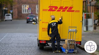 Ein Paket·zusteller öffnet die Tür zum einem Liefer·wagen. Neben ihm stehen Pakete. Recht das SWR Logo für Leichte Sprache.