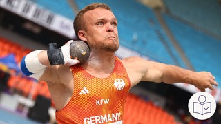 Niko Kappel beim Kugel·stoßen. Niko Kappel ist ein kleinwüchsiger Para-Sportler. Rechts das SWR Logo für Leichte Sprache.