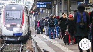 Menschen stehen an einem Bahn·gleis am Bahnhof von Paris. Auf den Schienen steht ein Zug. Rechts das SWR Logo für Leichte Sprache.