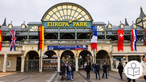 Das ist ein Symbol·bild: Der Eingang vom Europa-Park. Rechts das SWR Logo für Leichte Sprache.