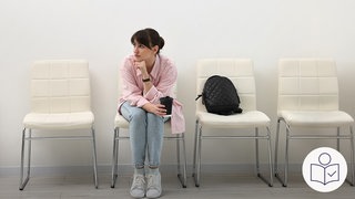 Eine Frau sitzt allein in einem Warte·zimmer. Neben ihr stehen leere Stühle. Rechts das SWR Logo für Leichte Sprache. 