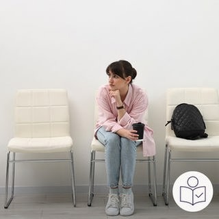 Eine Frau sitzt allein in einem Warte·zimmer. Neben ihr stehen leere Stühle. Rechts das SWR Logo für Leichte Sprache. 
