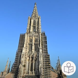 Der Turm von dem Münster in Ulm. Das Münster war die höchste Kirche der Welt. Rechts das SWR Logo für Leichte Sprache.