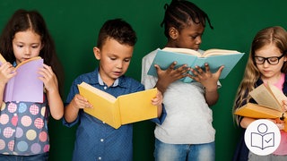 Kinder mit Büchern in der Hand. Die Kinder stehen vor einer grünen Wand. Viele Kinder haben einen Weltrekord im Vorlesen gemacht. Rechts das SWR Logo für Leichte Sprache.