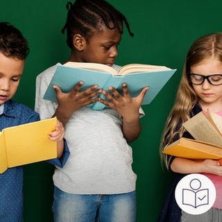 Kinder mit Büchern in der Hand. Die Kinder stehen vor einer grünen Wand. Viele Kinder haben einen Weltrekord im Vorlesen gemacht. Rechts das SWR Logo für Leichte Sprache.
