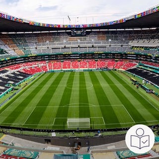 Ein Blick in das Azteken·stadion in Mexiko-Stadt. Dort beginnt die Fußball-Welt·meisterschaft 2026 mit einer Eröffnungs·feier. Rechts das SWR Logo für Leichte Sprache.