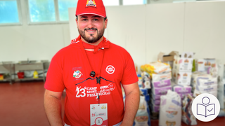 Lorenzo Parrotta ist der bester Pizza·bäcker der Welt. Er trägt ein rotes T-Shirt und eine rote Kappe. Er kommt aus Ludwighafen. Parrotta hat bei der Welt·meisterschaft gewonnen. Rechts das SWR Logo für Leichte Sprache.