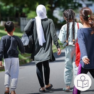 Das ist ein Beispiel·bild: Eine Frau mit Kopftuch und drei Kinder von hinten. Die EU hat neue Regeln für das Asyl·recht gemacht. Rechts das SWR Logo für Leichte Sprache.
