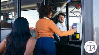 Zwei Frauen steigen in einen Bus ein. Eine Frau hält ihre Karte an einen Automaten. Dahinter sitzt der Busfahrer. In Bussen in Stuttgart kann man die Fahrkarte bald nicht mehr bar bezahlen. Rechts das SWR Logo für Leichte Sprache.