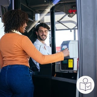 Zwei Frauen steigen in einen Bus ein. Eine Frau hält ihre Karte an einen Automaten. Dahinter sitzt der Busfahrer. In Bussen in Stuttgart kann man die Fahrkarte bald nicht mehr bar bezahlen. Rechts das SWR Logo für Leichte Sprache.