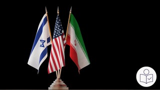Auf dem Foto sieht man die Fahnen von den Ländern Israel, USA und Iran. Sie stecken zusammen in einem Halter. Rechts das SWR Logo für Leichte Sprache. 