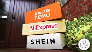 Drei Pakete auf einem Stapel. Die Pakete sind von Temu, Shein und Aliexpress. Für diese Online-Händler gibt es einen neuen Zoll in der EU. Rechts das SWR Logo für Leichte Sprache.