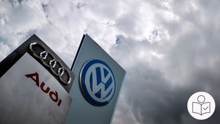 Ein Schild von der Auto·marke Audi und ein Schild von der Auto·marke VW. Im Hintergrund dunkle Wolken. Rechts das SWR Logo für Leichte Sprache.
