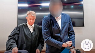 Ein Mann in Hand·schellen. Neben ihm ein Anwalt. Der Mann hat einen Zug·begleiter angegriffen. Der Zug·begleiter ist gestorben. Rechts das SWR Logo für Leichte Sprache.